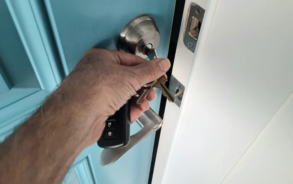 ¿Te quedaste fuera de casa? Descubre cómo una cerrajero urgente puede salvar tu día 11 Cerradura no Gira. Servicio Urgente Cerrajero en Granada