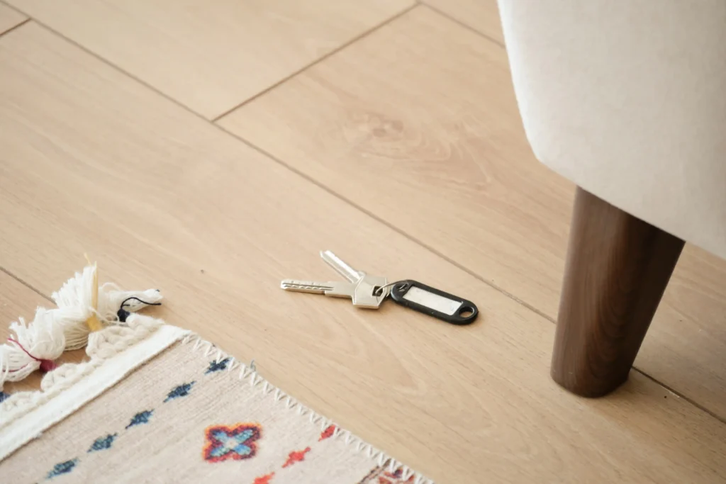 las llaves de la casa en el anillo en la mesa en una habitacion para olvidar las llaves en el concepto de casa 1