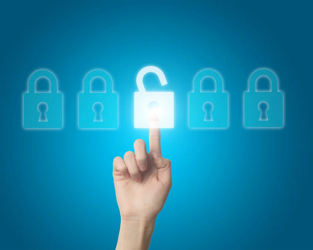 Comparación entre Cerraduras Comunes y Cerraduras de Alta Seguridad 1 mano pulsando un boton en una pantalla tactil 1