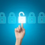 mano pulsando un boton en una pantalla tactil 1